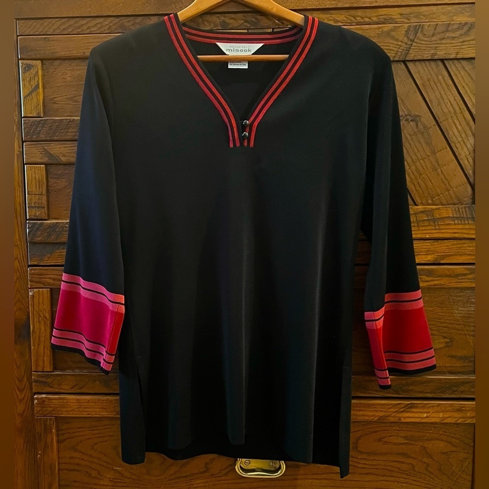 Exclusively MISOOK S Knit Tunic Sweater Top V-Neck in Black and Red Accent